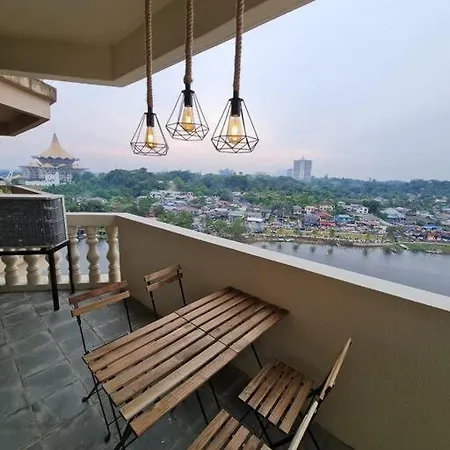 Lovely Waterfront Riverbank Suite With Pool A2 Kuching Bagian luar foto