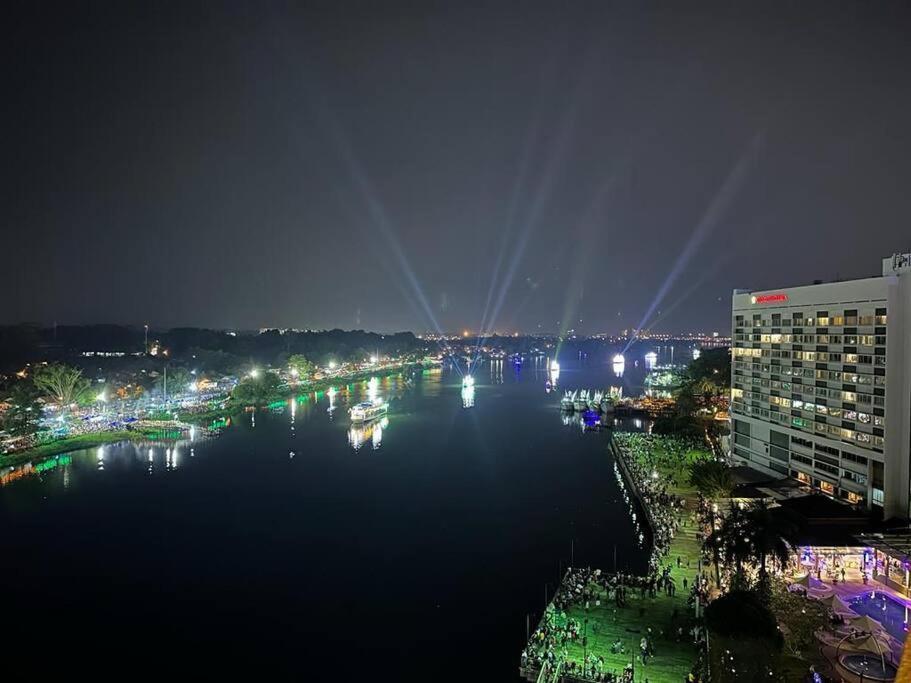 Apartment Lovely Waterfront Riverbank With Pool A2
