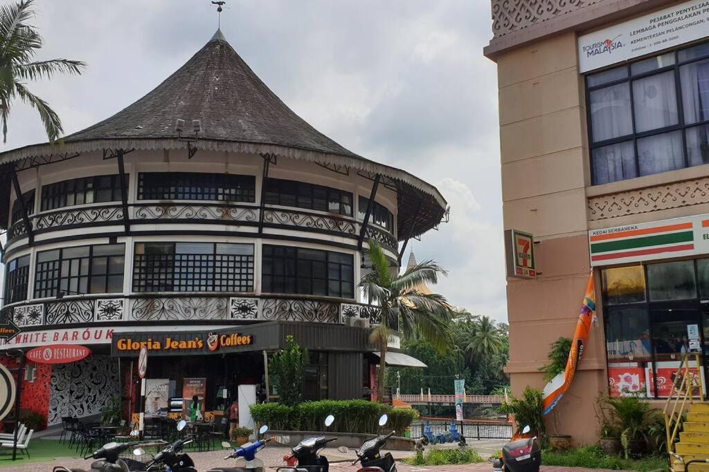 Lovely Waterfront Riverbank With Pool A2 Apartment Kuching