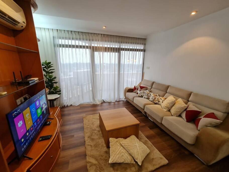 Lovely Waterfront Riverbank With Pool A2