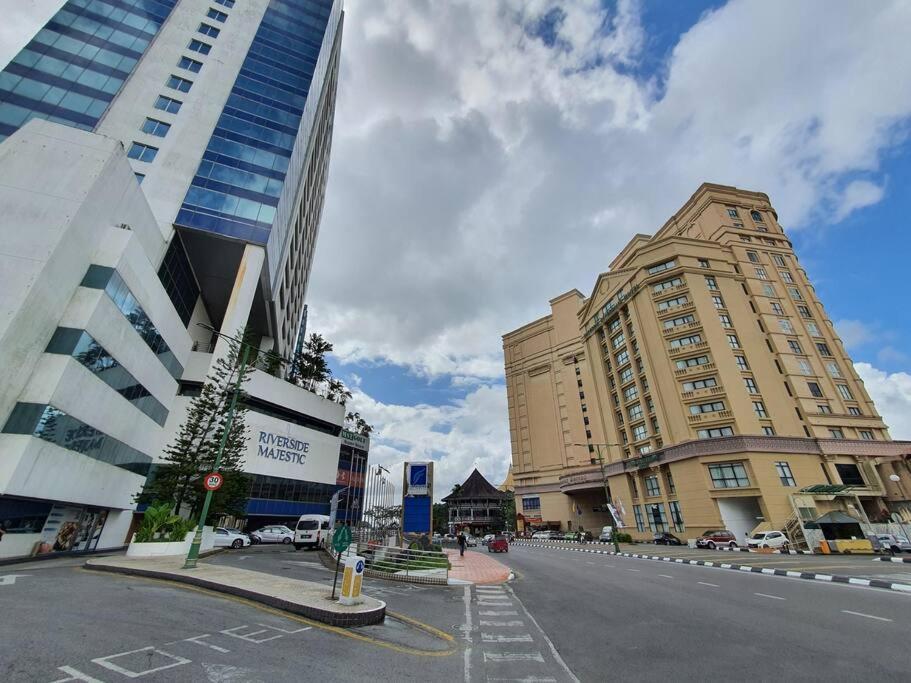 Apartment Lovely Waterfront Riverbank With Pool A2 Kuching