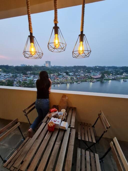 Apartment Lovely Waterfront Riverbank With Pool A2 Kuching