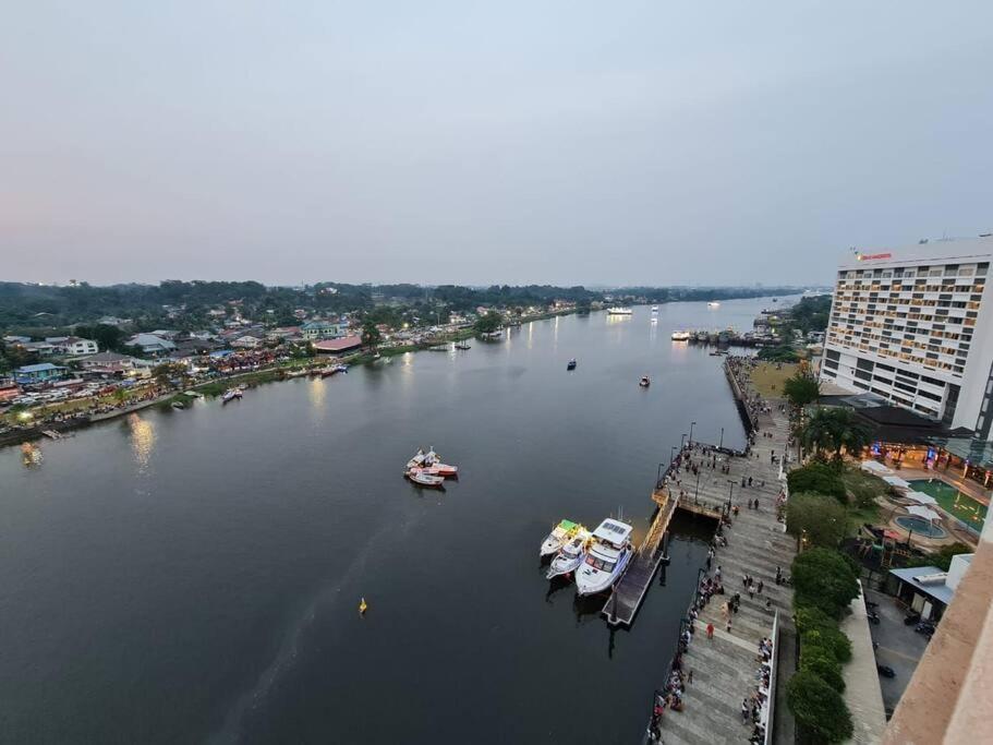 Lovely Waterfront Riverbank With Pool A2 *