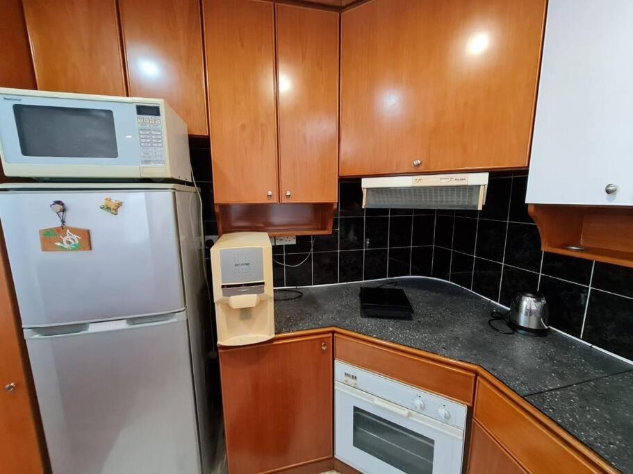 Lovely Waterfront Riverbank With Pool A2 *